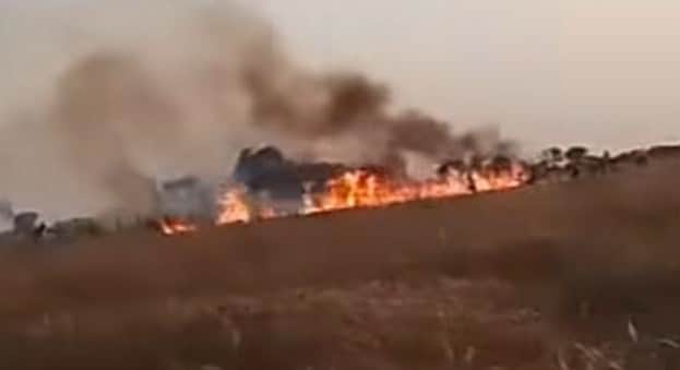 फोटो 12 एचएएमपी 18- अतरैया में खेतों में लगी आग को बुझाते किसान।   सोशल मीडिया