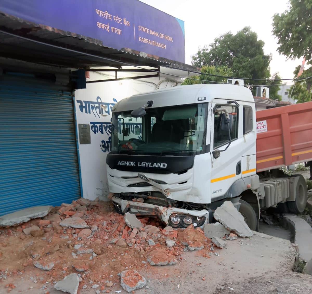 फोटो 12 एमएएचपी 20 परिचय-हाईवे पर बैंक की दीवार में घुसा ट्राला। संवाद