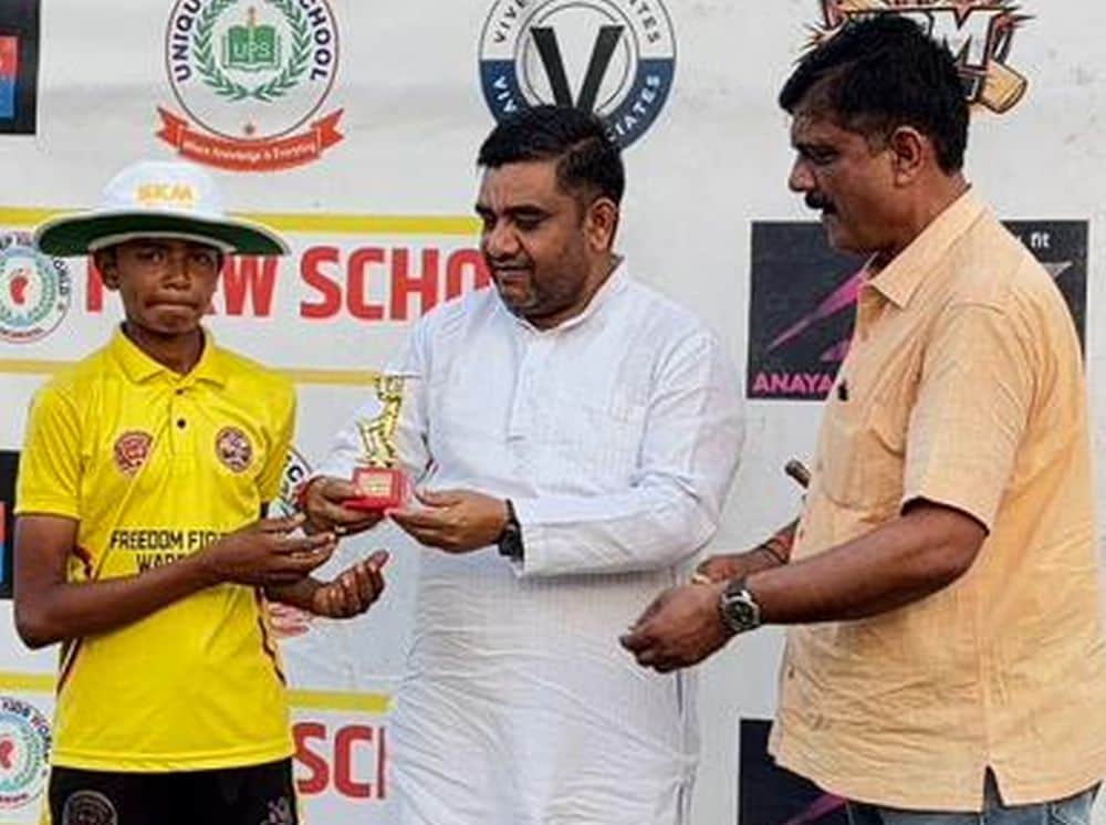 फोटो 12 एमएएचपी 21 परिचय-विजेता टीम के खिलाड़ी को पुरस्कृत करते अतिथि। संवाद