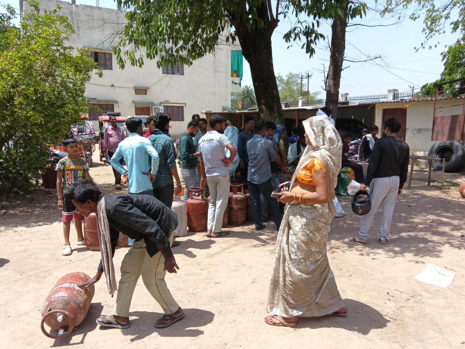 फोटो - 12 विंध्यवासिनी गैस एजेंसी के डिलीवरी प्वाइंट में सिलिंडर के लिए खड़े उपभोक्ता। संवाद