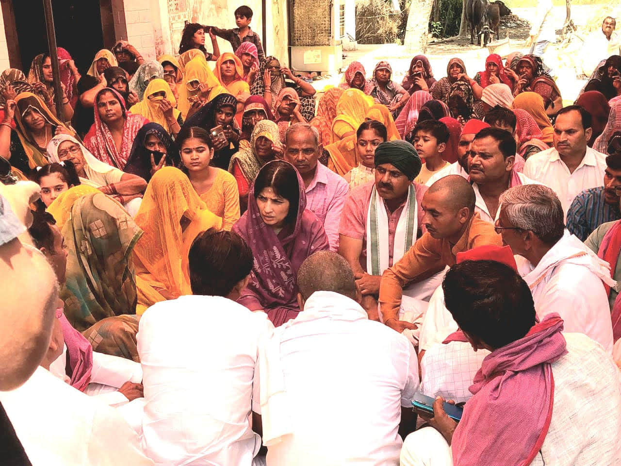 फोटो 16 आत्महत्या करने वाले किसान के परिजन से मिलती सांसद। संवाद