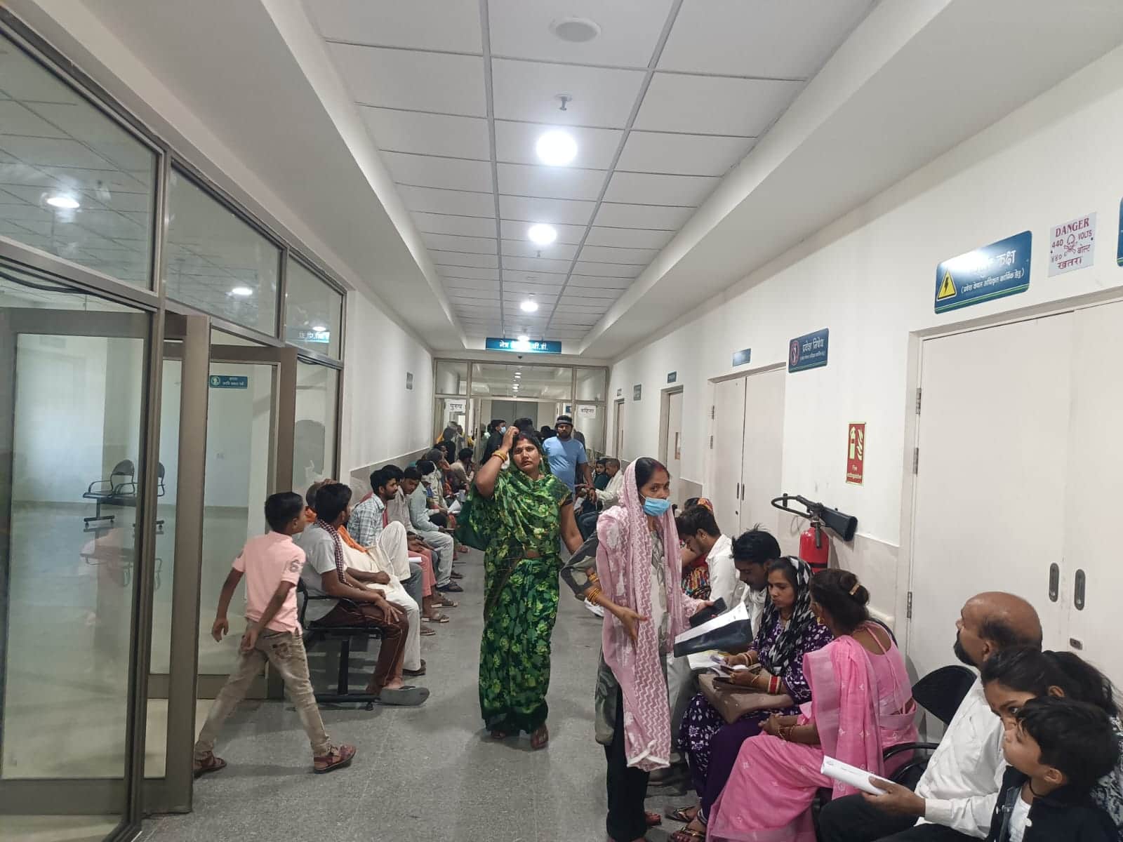 फोटो-17- ओपीडी के बाहर लगी मरीजों की भीड़। संवाद