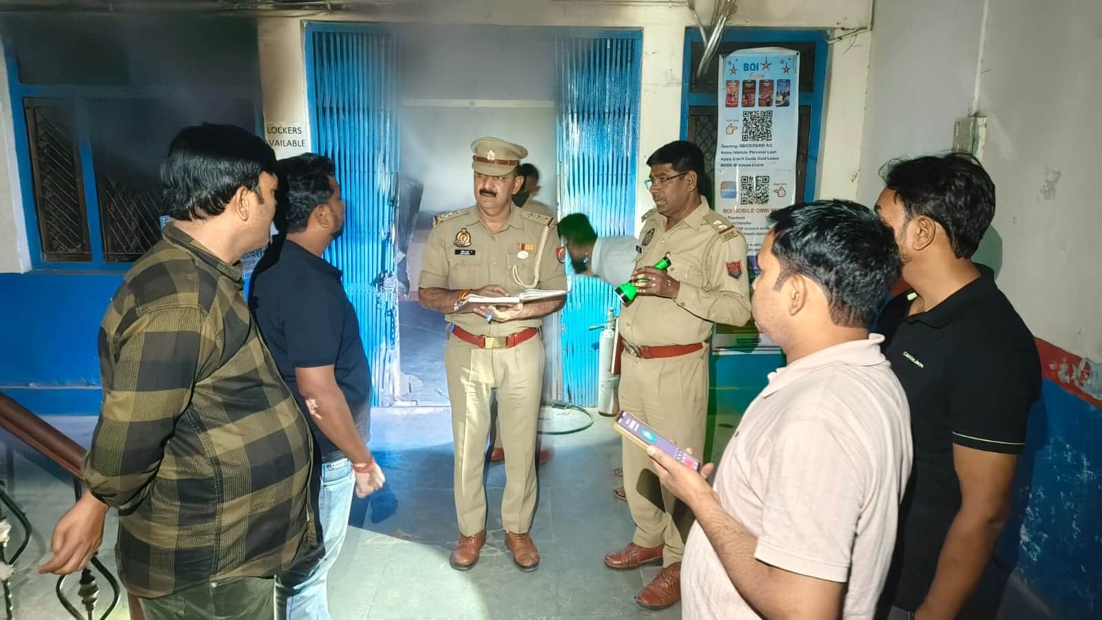 फोटो 2 बैंक में आग लगने की घटना के बाद जानकारी लेते प्रभारी निरीक्षक। संवाद