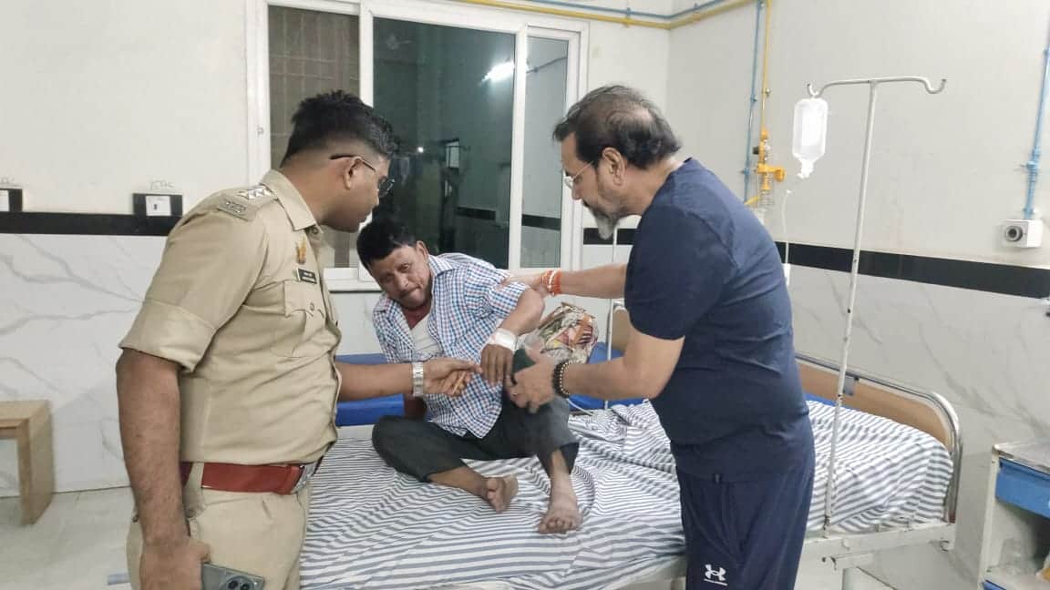 फोटो- 27 शहर के मसेनी चौराहा स्थित ग्लोबल हॉस्पिटल में गैस रिसाव होने के बाद वहां भर्ती मरीज क