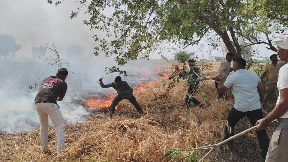 फोटो-28-गांव पुरवा भदौरिया में आग बुझाते ग्रामीण। संवाद