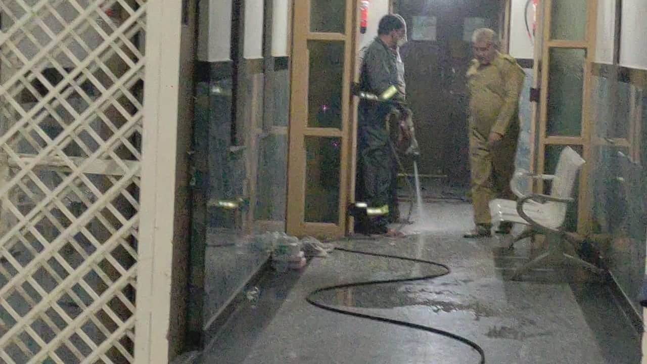 फोटो- 29 शहर के मसेनी चौराहा स्थित ग्लोबल हॉस्पिटल में गैस रिसाव होने के बाद बाहर ओटी की धुलाई