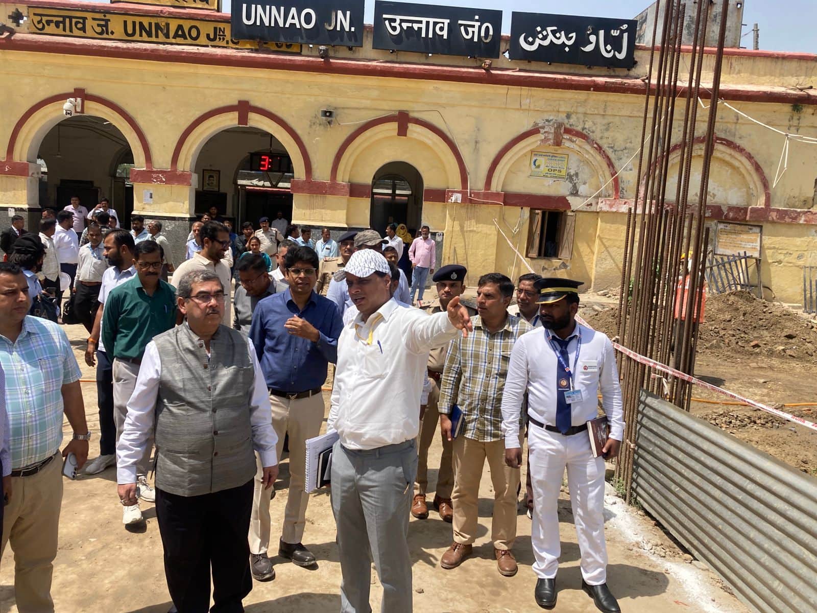 फोटो-30-उन्नाव जंक्शन के सुंदरीकरण कार्यों के निरीक्षण के दौरान जानकारी लेते महाप्रबंधक उत्तर र