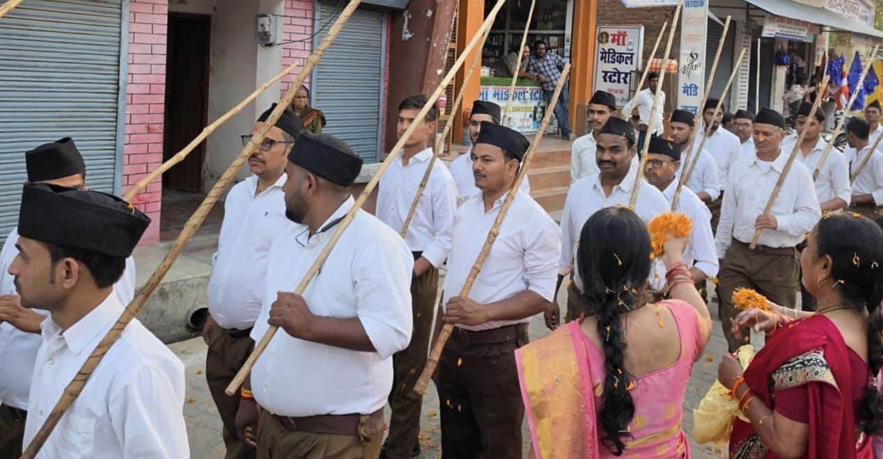 फोटो-32-पथ संचलन में स्वयं सेवकों पर पुष्प वर्षा करतीं महिलाएं। संवाद