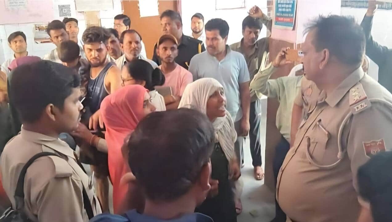 फोटो-6 कायमगंज सीएचसी में बांकेलाल की मौत की सूचना पर हंगामा करतीं महिलाएं। संवाद