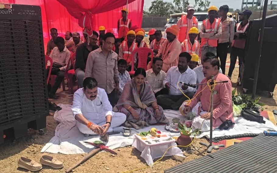 फोटो-9-भूमि पूजन के दौरान मौजूद सदर विधायक, पालिकाध्यक्ष और जल निगम इटावा के अधिकारी । स्रोत:कर