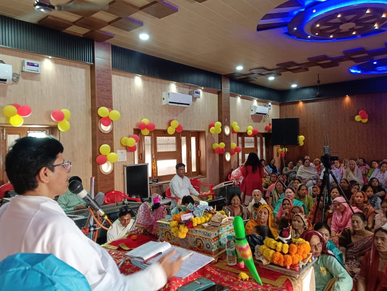The story of Shukdev and the 24 avatars of the Lord was narrated to the devotees.