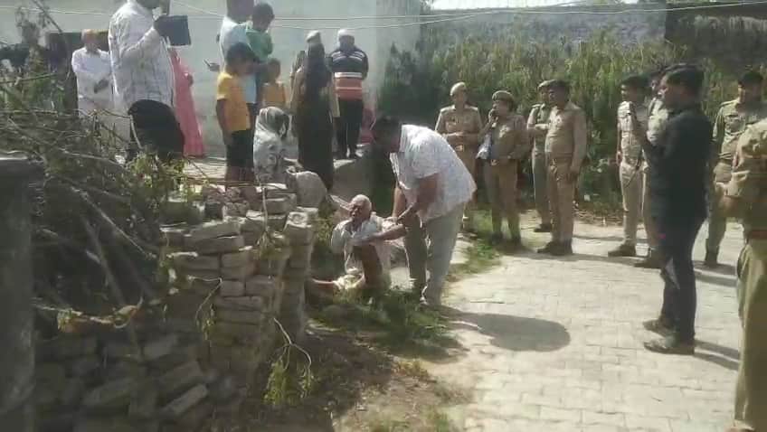 फाेटो34 कार्रवाई के दौरान चबूतरे पर लेटे बुजुर्ग को हटाते लोग। संवाद