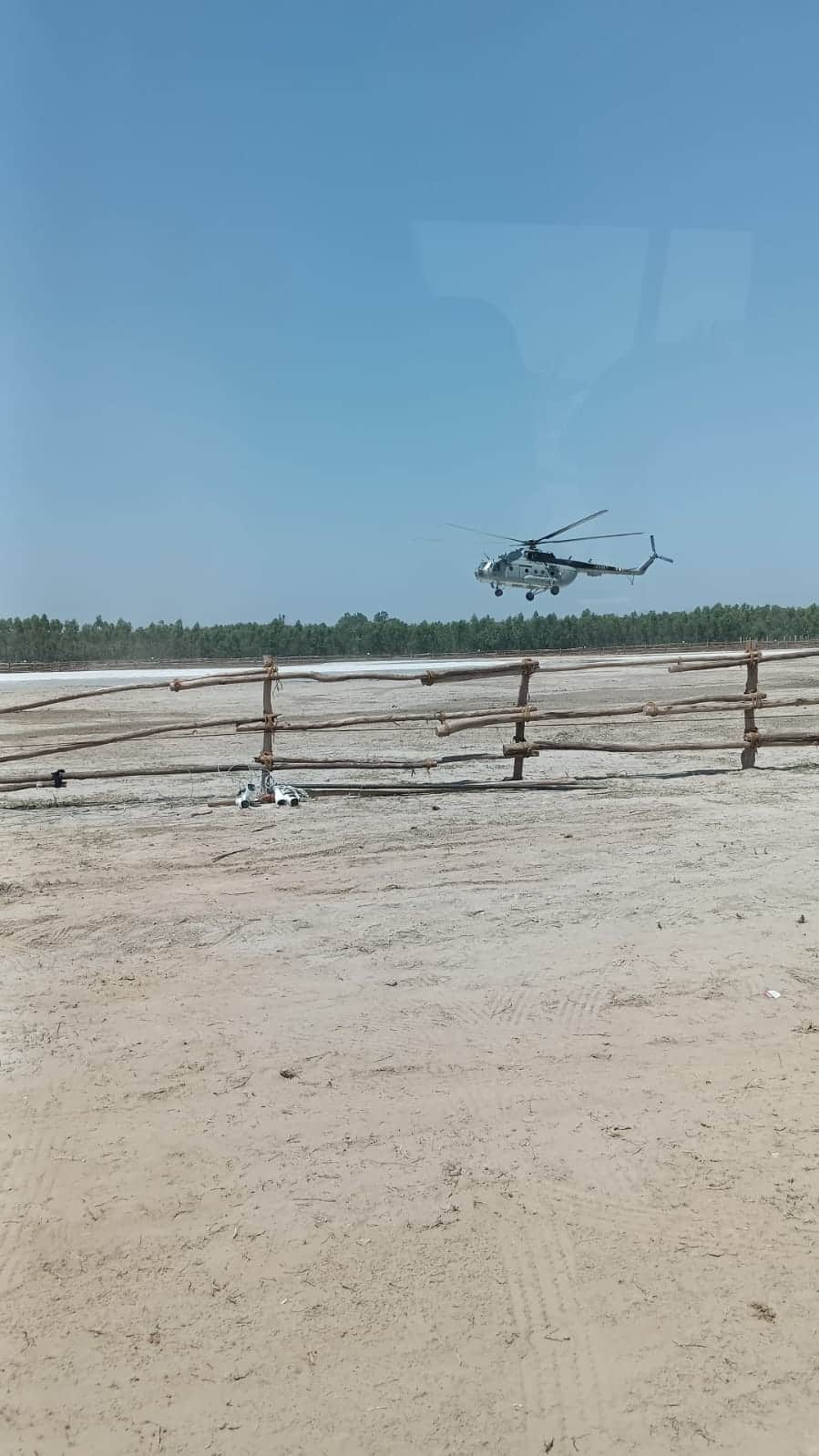 गणेशपुर में लैंडिंग का ट्रायल करता वायु सेना का हेलीकाॅप्टर। संवाद