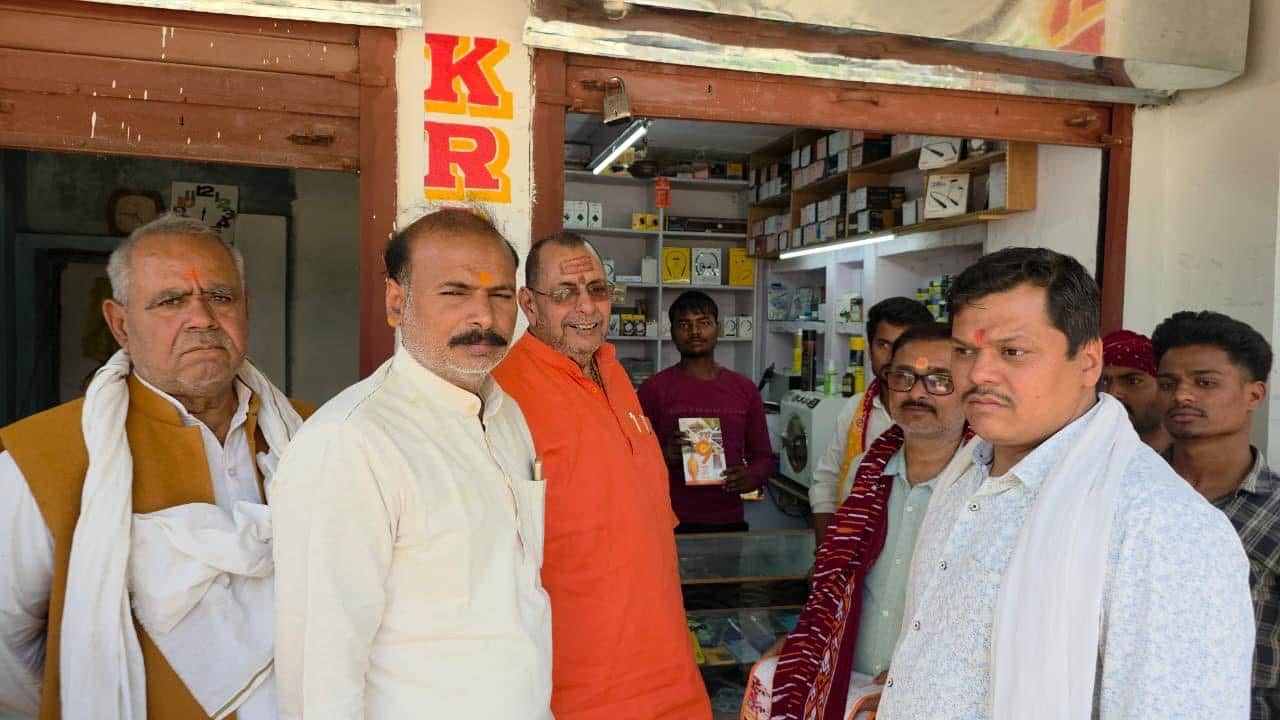 गैपुरा चौराहा बाज़ार में जन संवाद करते नगर भाजपा विधायक रत्नाकर मिश्रा।-सोशल मीडिया।