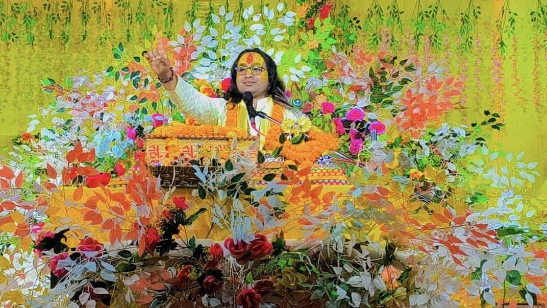 ग्राम मेंहदिया बुजुर्ग में कथा सुनाते  कथावाचक अभय कृष्ण । सोशल मीडिया