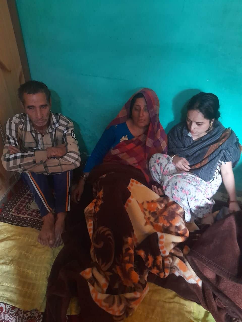 ग्राम पंचायत महारल के वार्ड नंबर एक काली चीक में अमन की मौत की खबर सुनकर शोक में डूबे परिजन। सं