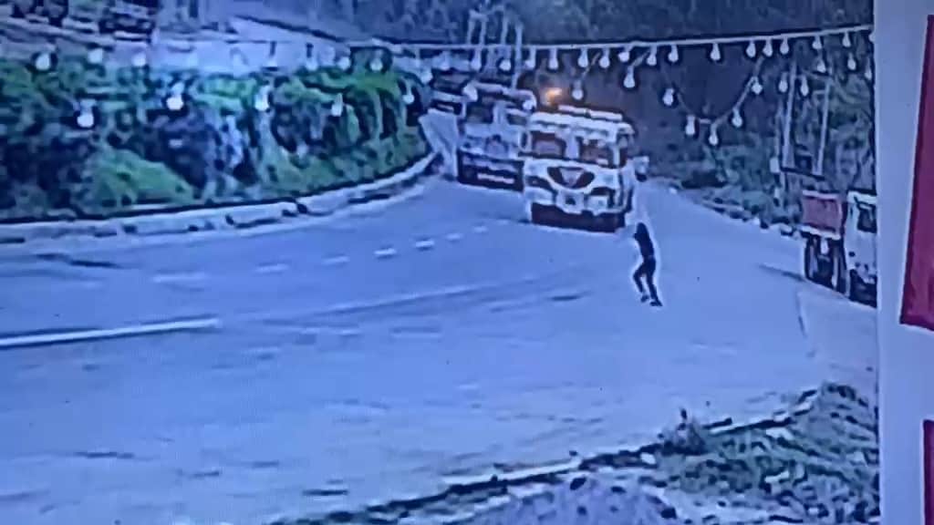 गांव मुंढाल में बस की तरफ भागता रविंद्र।