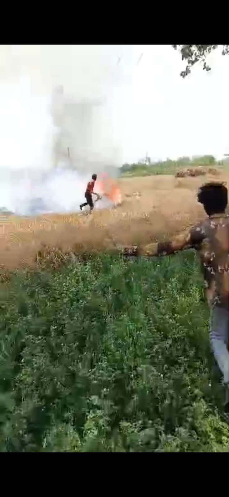 गांव दतावली में आग बुझाते ग्रामीण