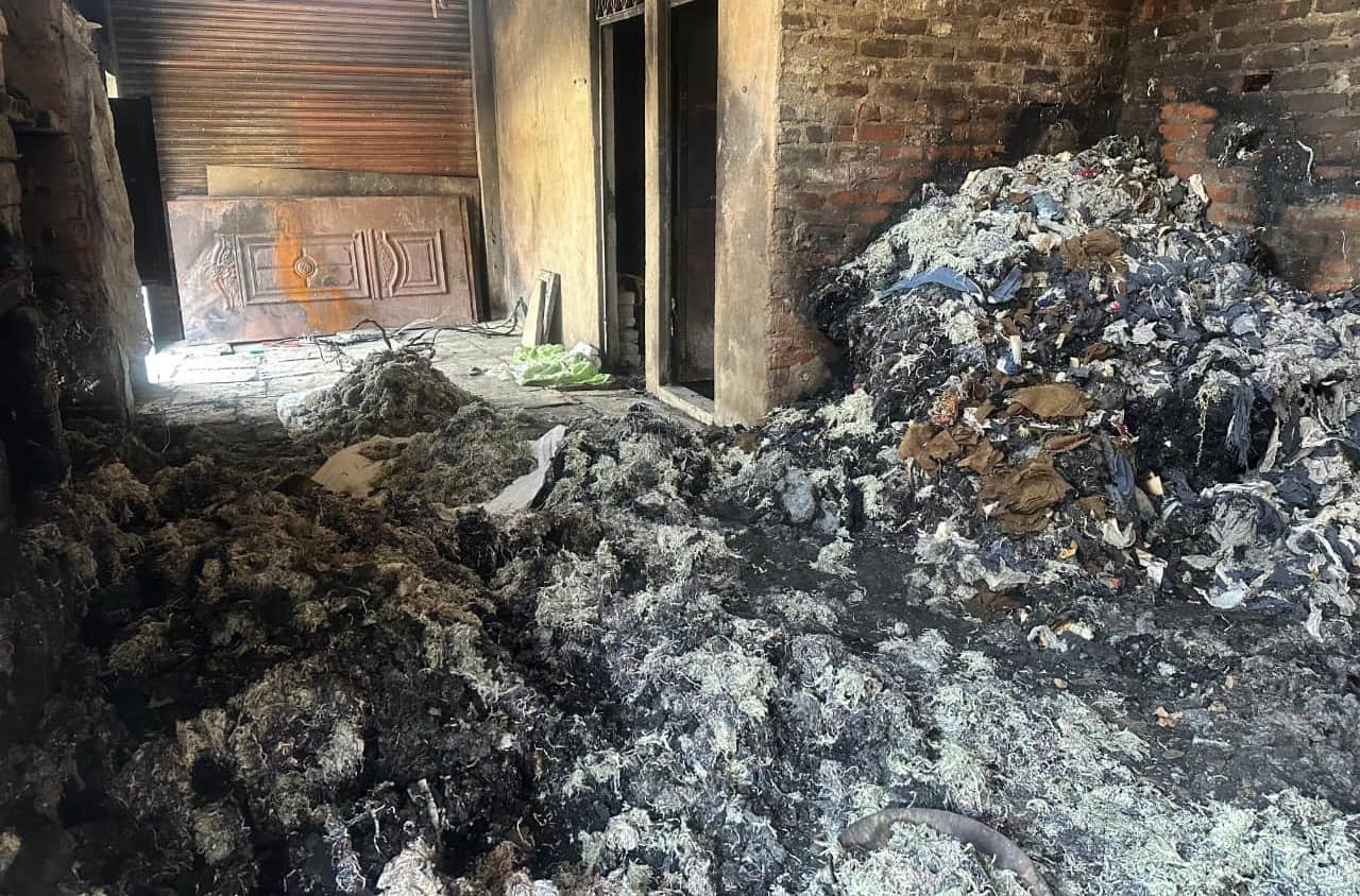 घोसिया में रूई के कारखाने में लगी आग के बचा अवशेष। संवाद