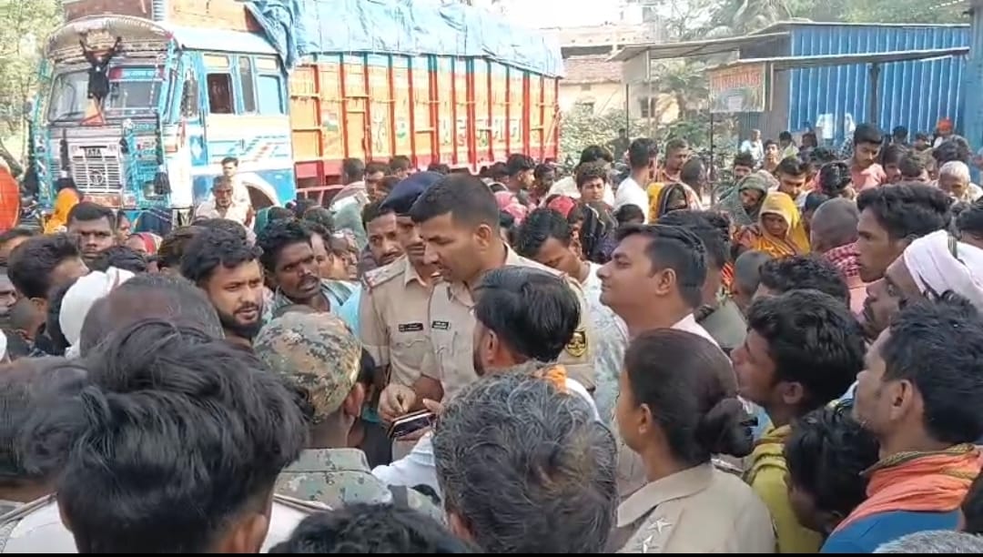 घटनास्थल पर मौजूद पुलिस और स्थानीय लोग