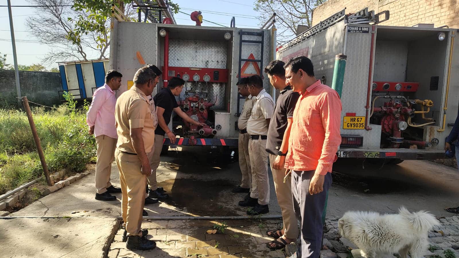 होमगार्डों को दमकल गाड़ी के बारे में जानकारी देते दमकल अधिकारी।