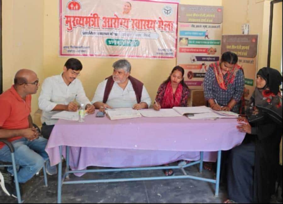 हरदत्तनगर गिरंट पीएचसी में मरीज देखते चिकित्सक। - संवाद