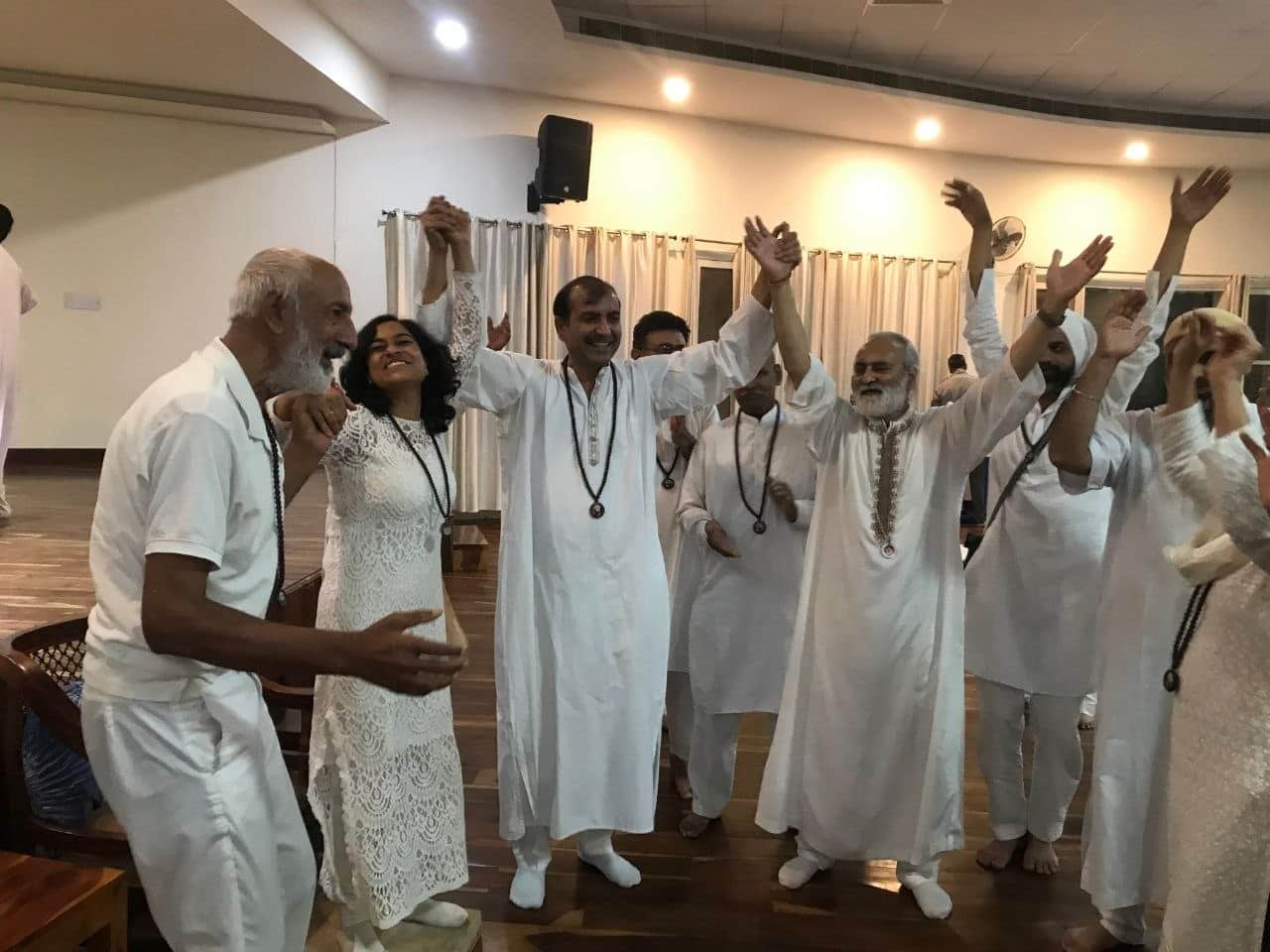 हिसार में स्थित ओशो ध्यान उपवन में आयोजित शिविर में शामिल साधक।