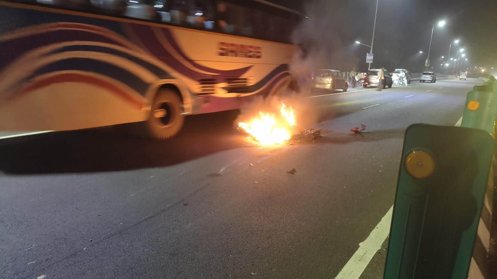 हादसे के दौरान बाइक में लगी आग को बुझाते दमकलकर्मी व घायल नीरज सैनी।