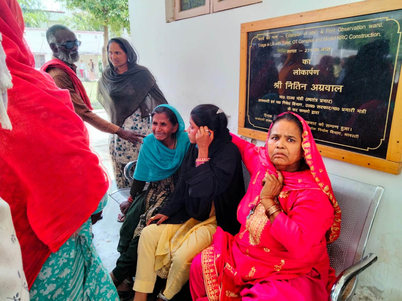 हादसे में जैनब व सिदरा की मौत के बाद जिला अस्पताल में रोते-बिलखते परिजन। - संवाद