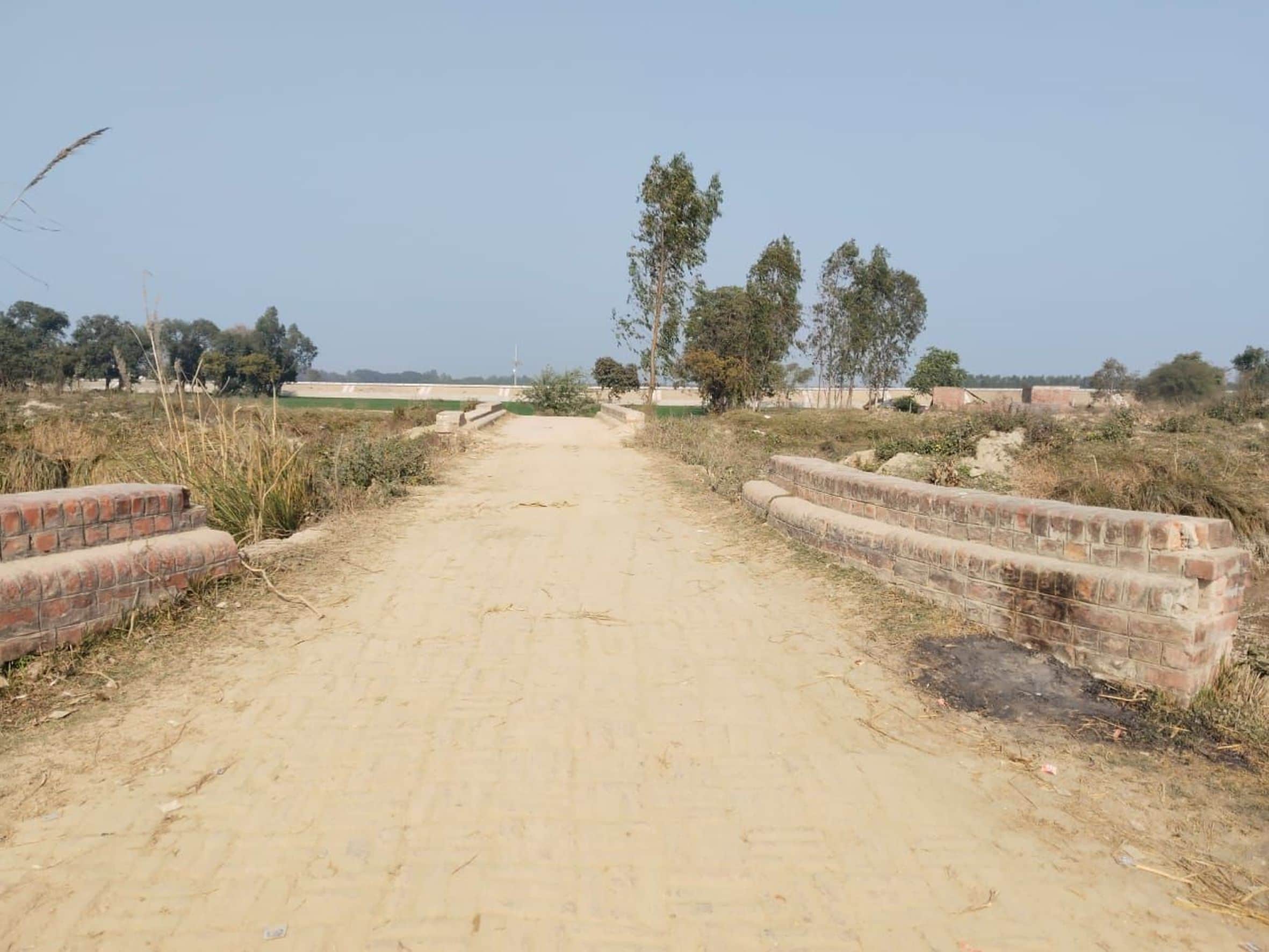 जगतपुर क्षेत्र के पूरे चिचौली आलम का पुरवा संपर्क मार्ग जर्जर पुल।