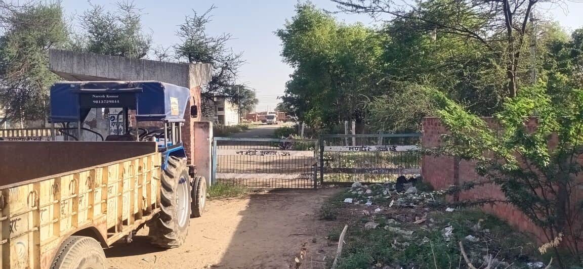 जुई अनाज मंडी का बंद पड़ा गेट नंबर एक।