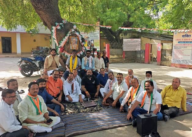 जिला मुख्यालय पर प्रदर्शन करते कांग्रेस कार्यकर्ता, स्रोत संवाद