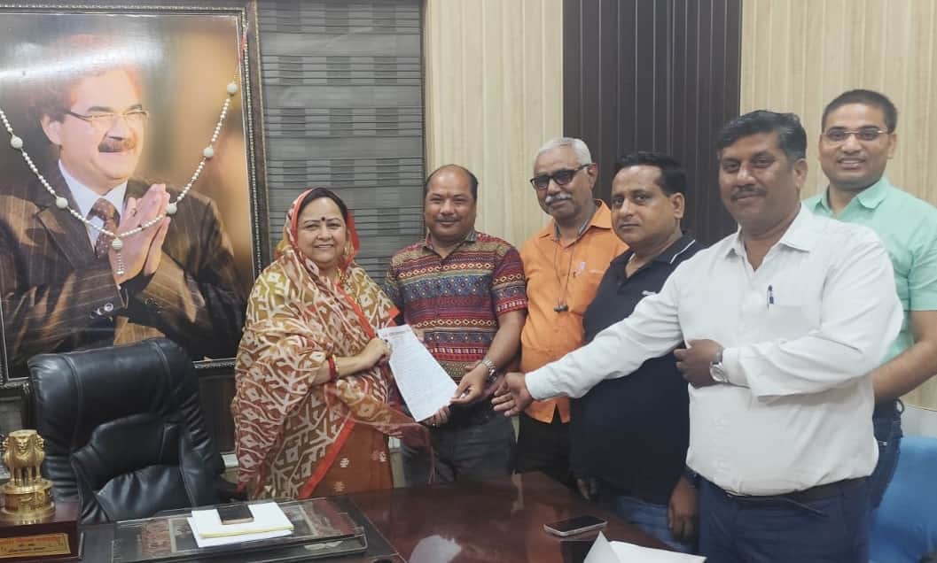 जिला पंचायत अध्यक्ष को ज्ञापन सौंपते शिक्षक। संवाद