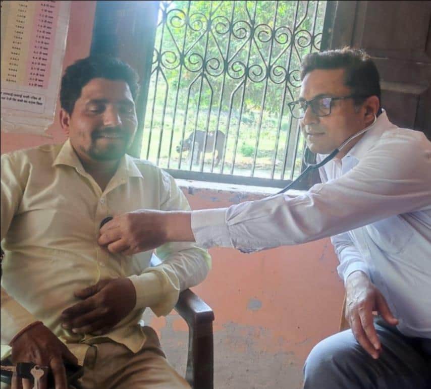 जमालपुर पी एच सी में आयोजित जन आरोग्य मेले में मरीज को देखते डाक्टर। स्रोत-संवाद