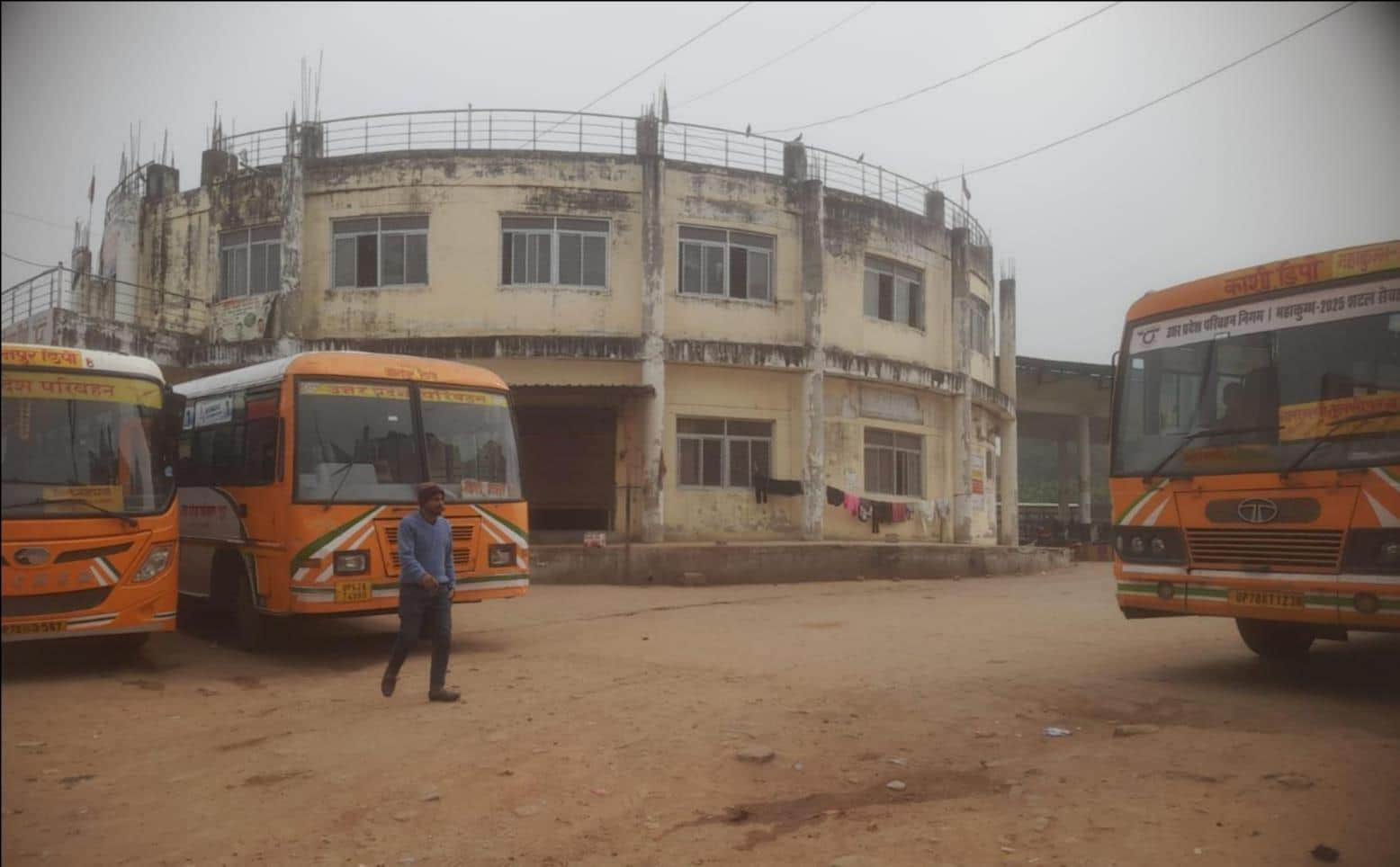 जौनपुर बस स्टेशन। संवाद