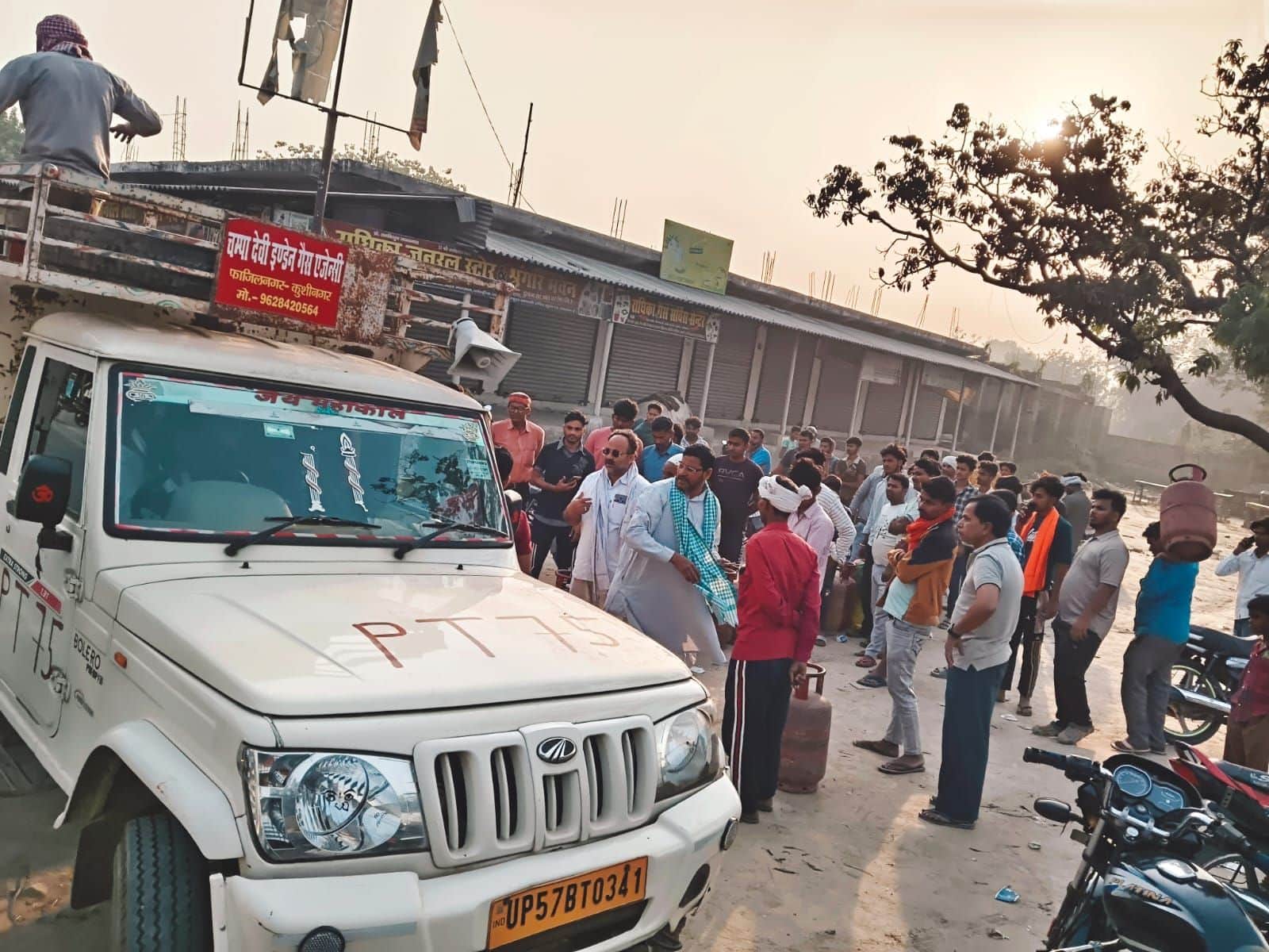 जौरा बाजार में रसोई गैस सिलिंडर की गाड़ी पहुंचते ही उमकी उपभोक्ताओं की भारी भीड़। संवाद