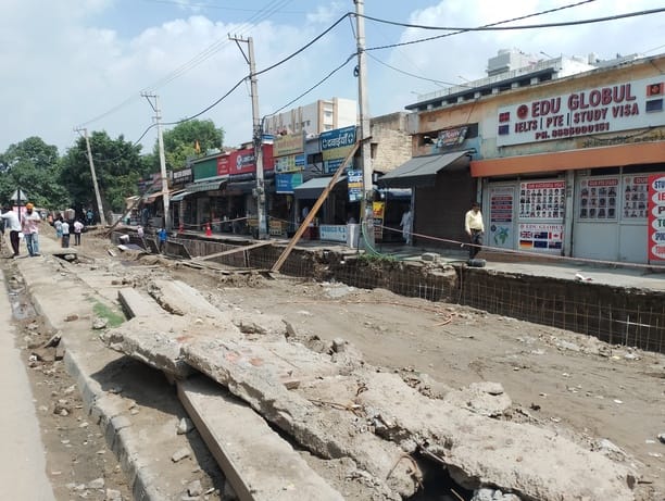 Panipat News: सर्विस लेन का निर्माण कार्य धीमा होने से जीटी रोड पर लग रहा जाम