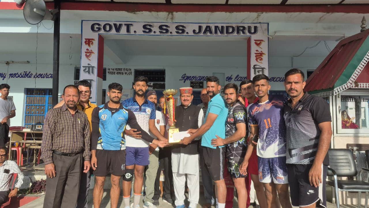 जंदडू में आयोजित वॉलीबाल प्रतियोगिता में विजेता पालमपुर की टीम को सम्मानित करते विधायक कैप्टन र