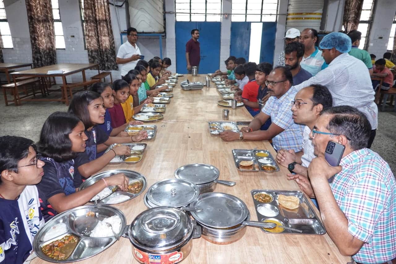जवाहर नवोदय विद्यालय में बच्चों के साथ भोजन करते जिलाधिकारी। 