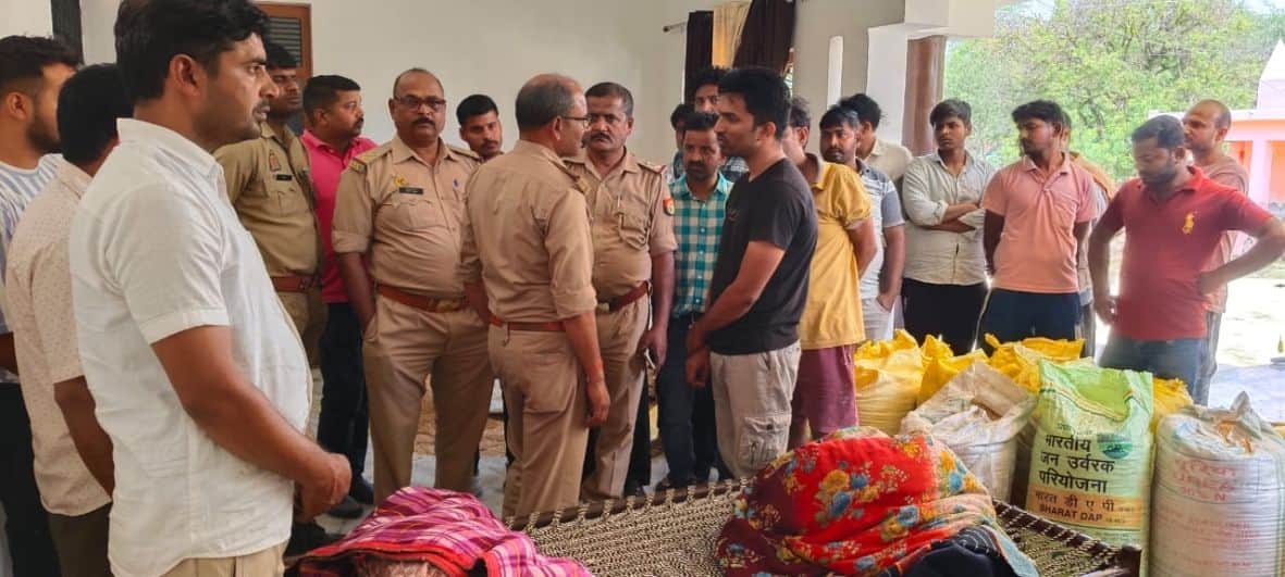 जयसिंहपुर के बेलगरा गांव में घटनास्थल पर ग्रामीणों से पूछताछ करती पुलिस। स्रोत-ग्रामीण