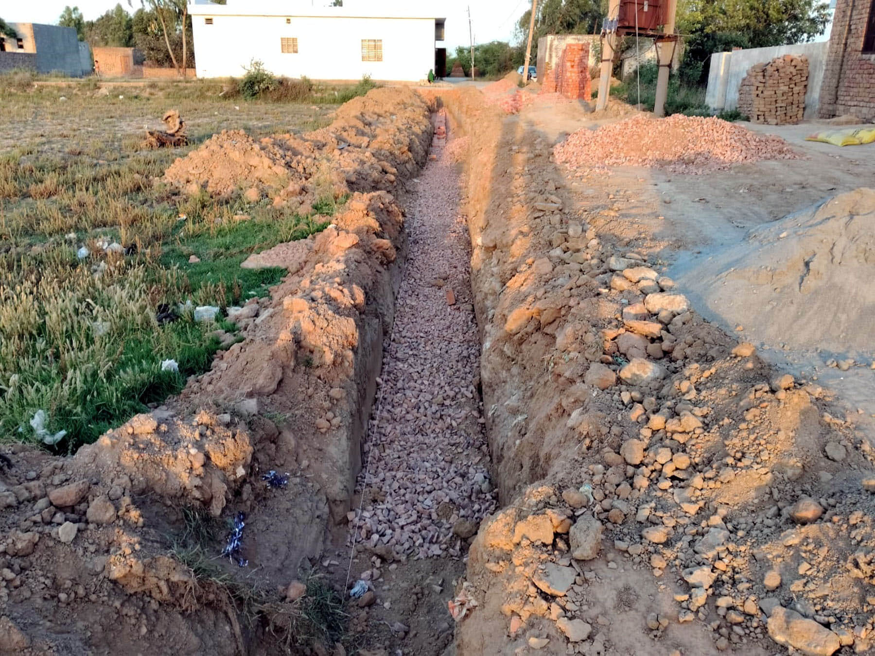 कच्चे रास्ते पर शुरू हुआ निर्माण कार्य