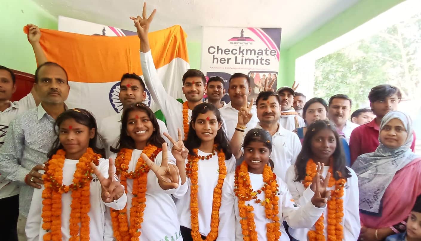 कजाकिस्तान से लौटने के बाद स्वागत समारोह में प्रसन्न मुद्रा में सरकारी स्कूल की बेटियां। संवाद