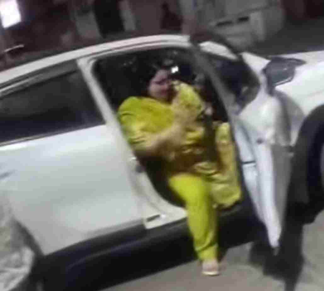 कैंप चौक पर बीच सड़क में गाड़ी रोककर बैठी महिला।