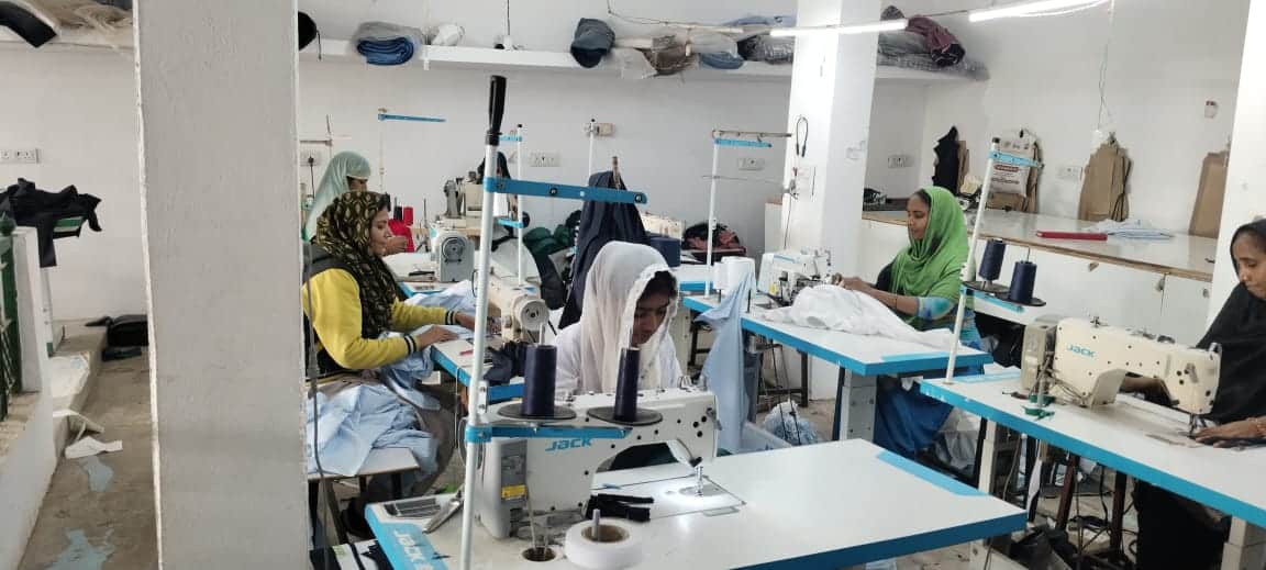 कारखाने में कपड़ों की सिलाई करती महिलाएं। स्रोत: स्वयं