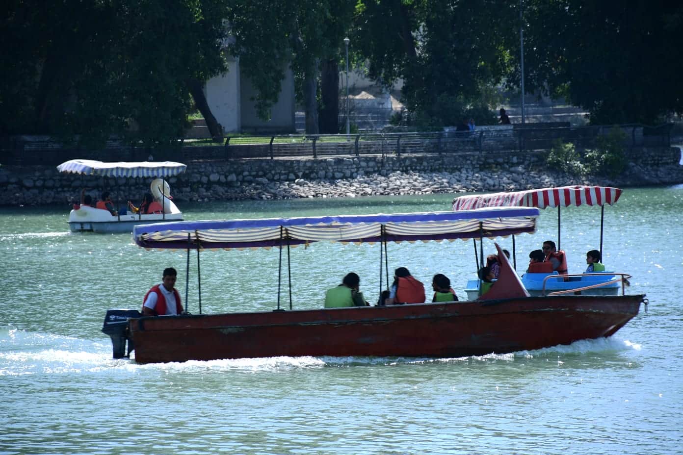 कर्ण लेक पर बोटिंग के दौरान लोगों ने पहनी लाइफ जैकेट। अमर उजाला