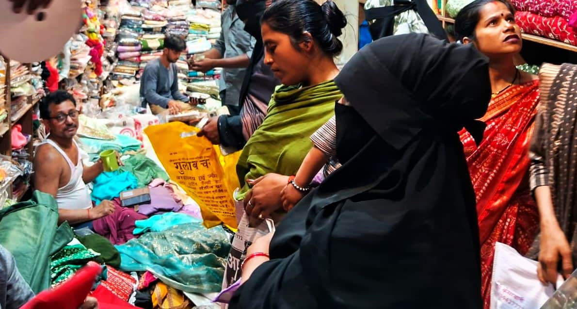 करारी कस्बे में कपड़ों की खरीदारी करती महिलाएं।  संवाद