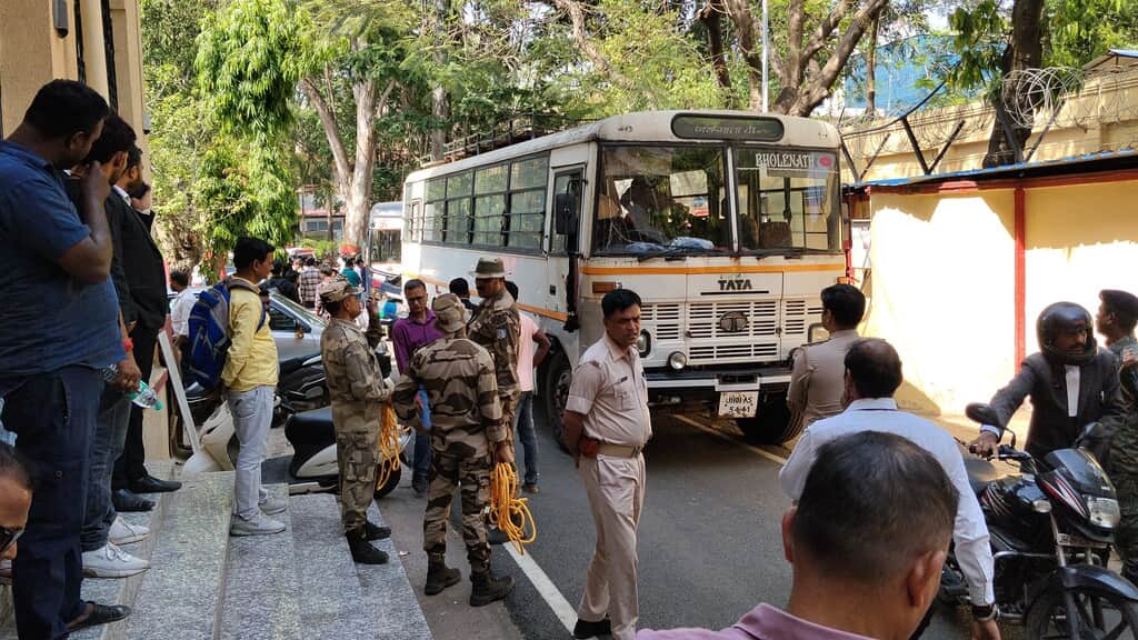 कोर्ट परिसर में सभी आरोपी