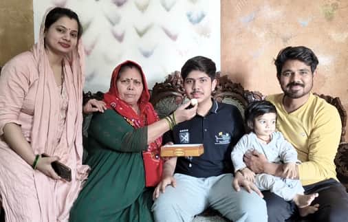 कृष्णा का मिठाई खिलाते परिजन।  संवाद