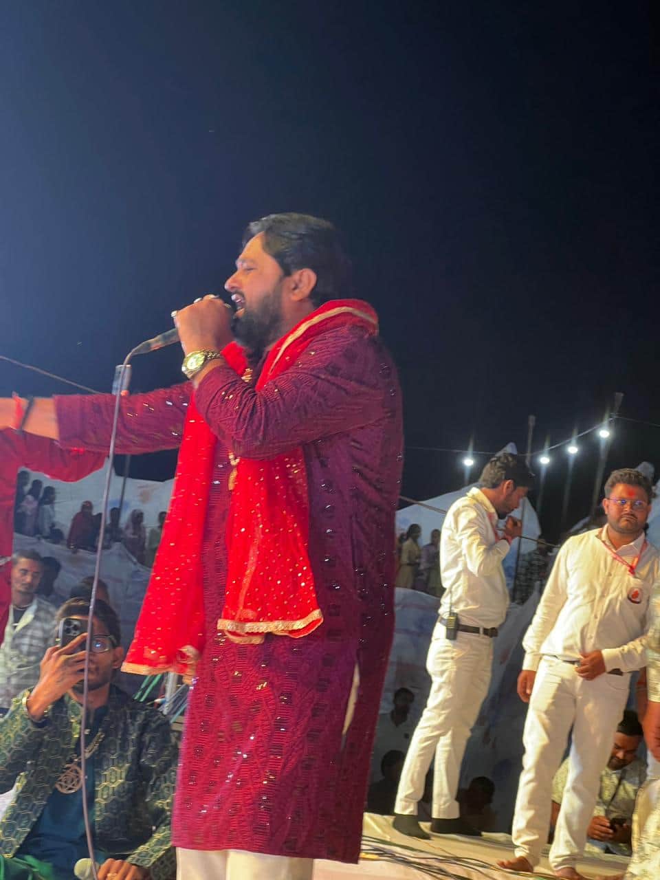 कांट में दुर्गा जागरण में भजन प्रस्तुत करते भजन गायक राम कुमार लक्खा। स्रोत: आयोजक