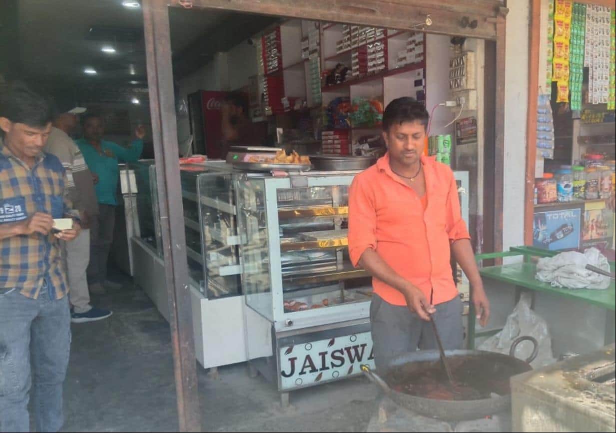  कटरा में एक होटल पर जलती भट्ठी। - संवाद